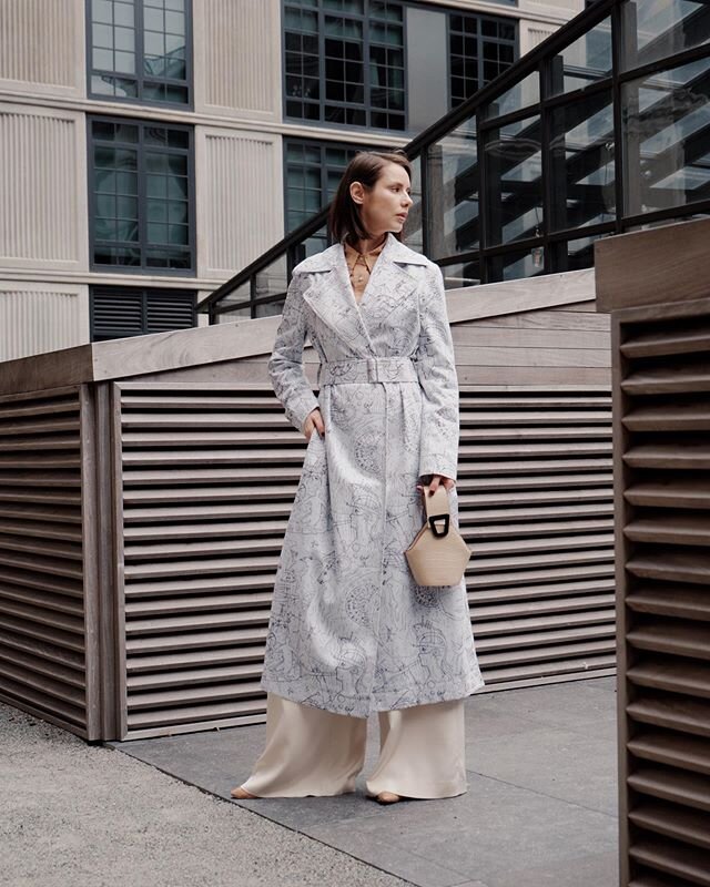 The Quarantine Fashion Series: Another way to use the beige @uniqlo shirt, mixing it with the printed white coat, light beige wide leg pants and a minimalist handbag. #stayhome #stayhomefashion #quarantine #quarantinelife