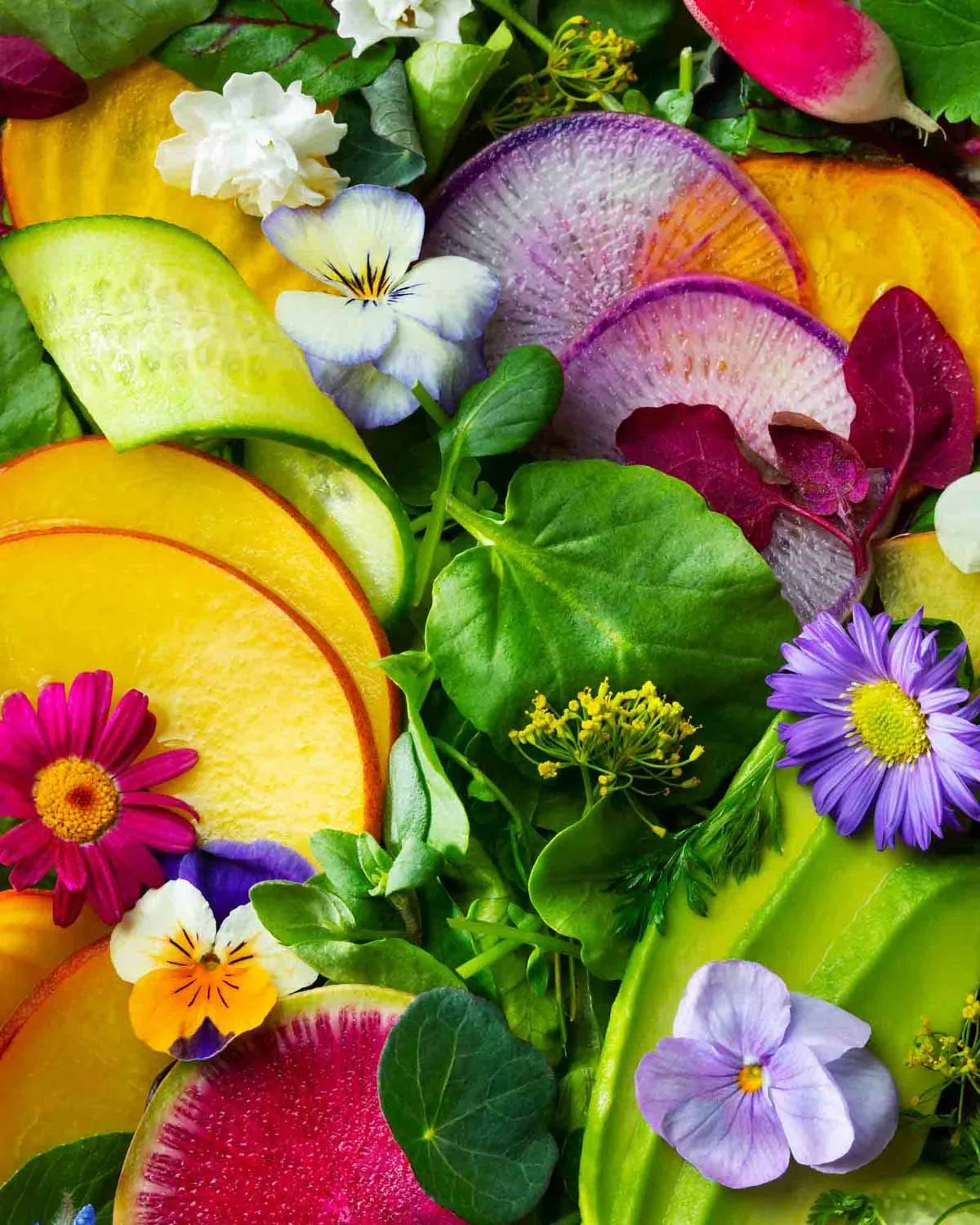 Closeup photography of a spiniach salad with edible flowers