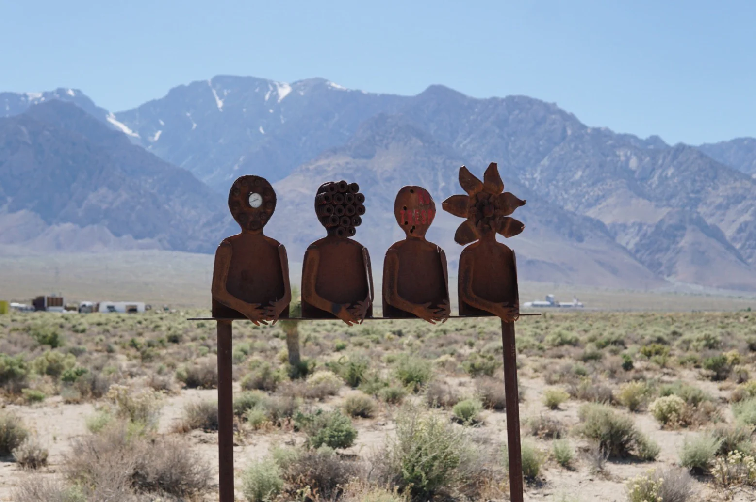 chrissihernandez-california-olancha-statues.jpg