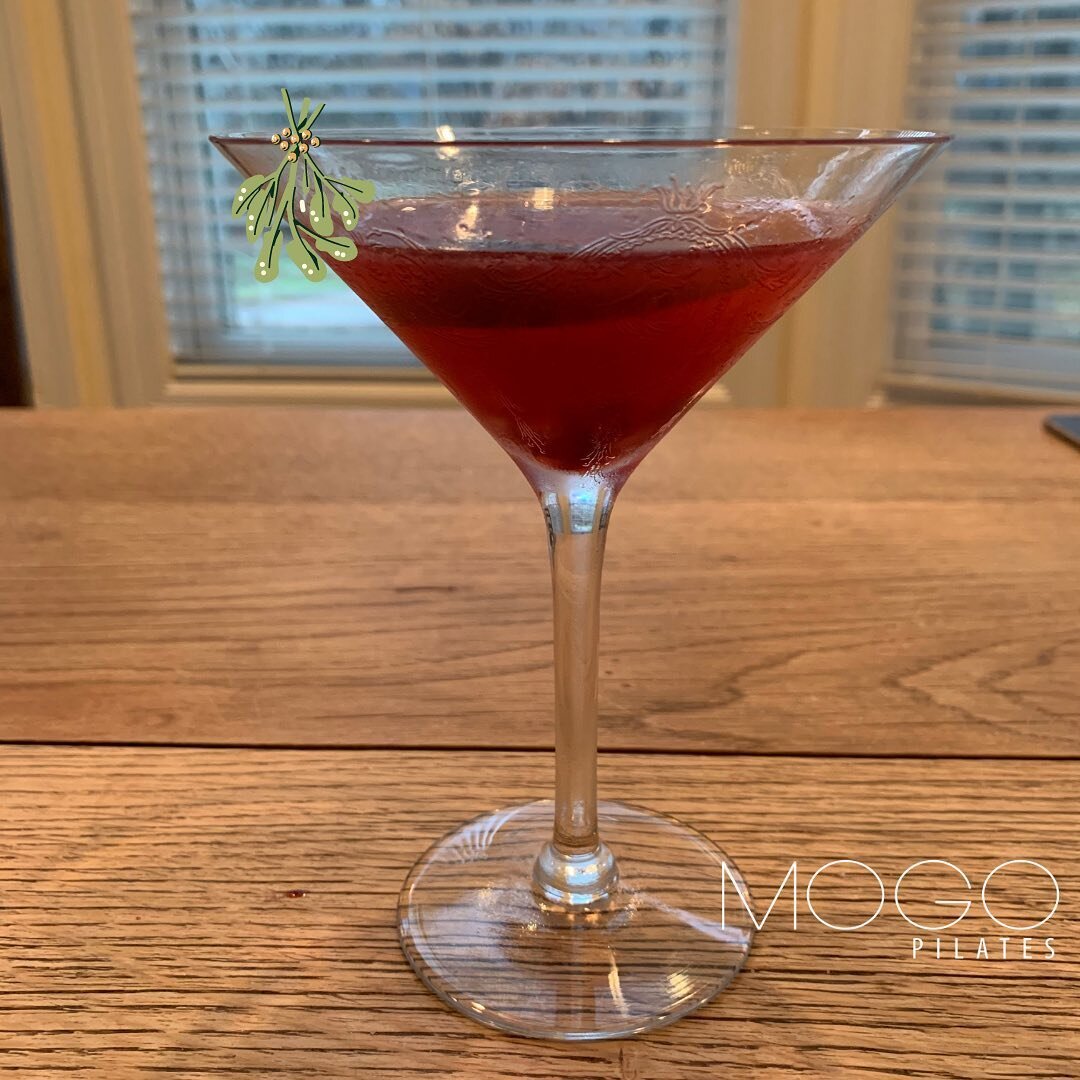 Toasting a healthy and happy NEW YEAR!!! We are ready to ring in 2021! One of our favorite holiday traditions is creating a cocktail for the holiday gatherings. I must say it was delicious (pomegranate and gin concoction)! Cheers to 2121! The Mogo te