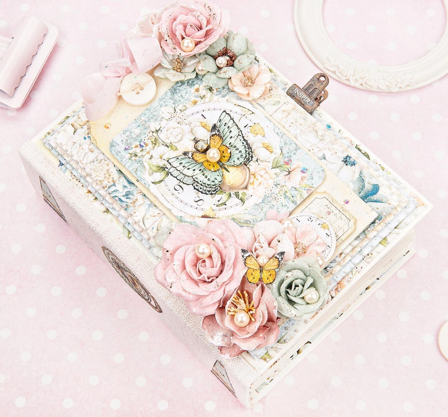 ✨happy friday✨ hope your weekend is filled with beautiful papers, flowers and only pretty things ✨🎀
-
#frankgarciastudio #frankgarciadesigns #onlyprettythings #minialbum #memoryhardware #shabbychic #primaflowers