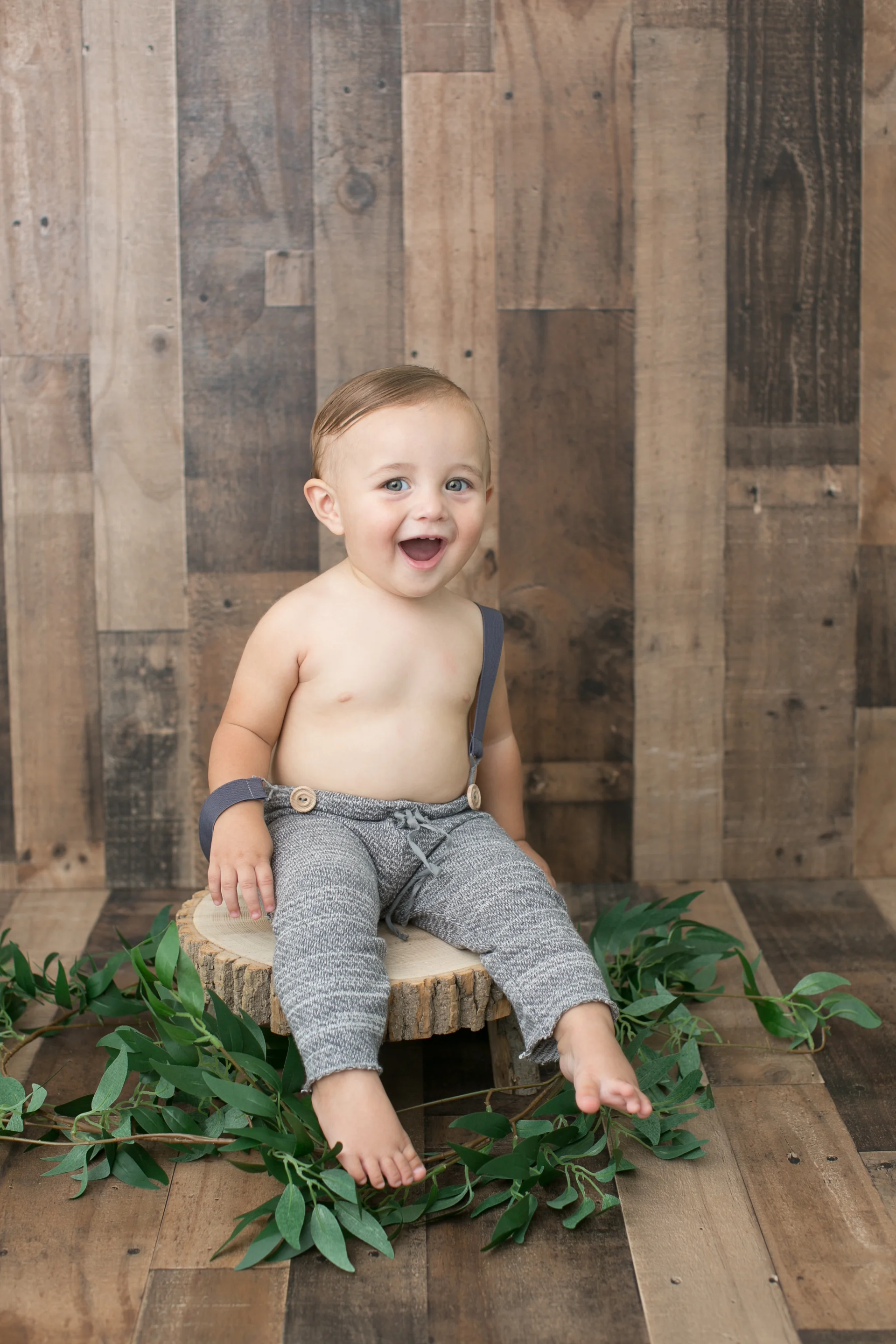 wood-background-first-birthday-boy-mini-session-san-antonio-lytle.jpg