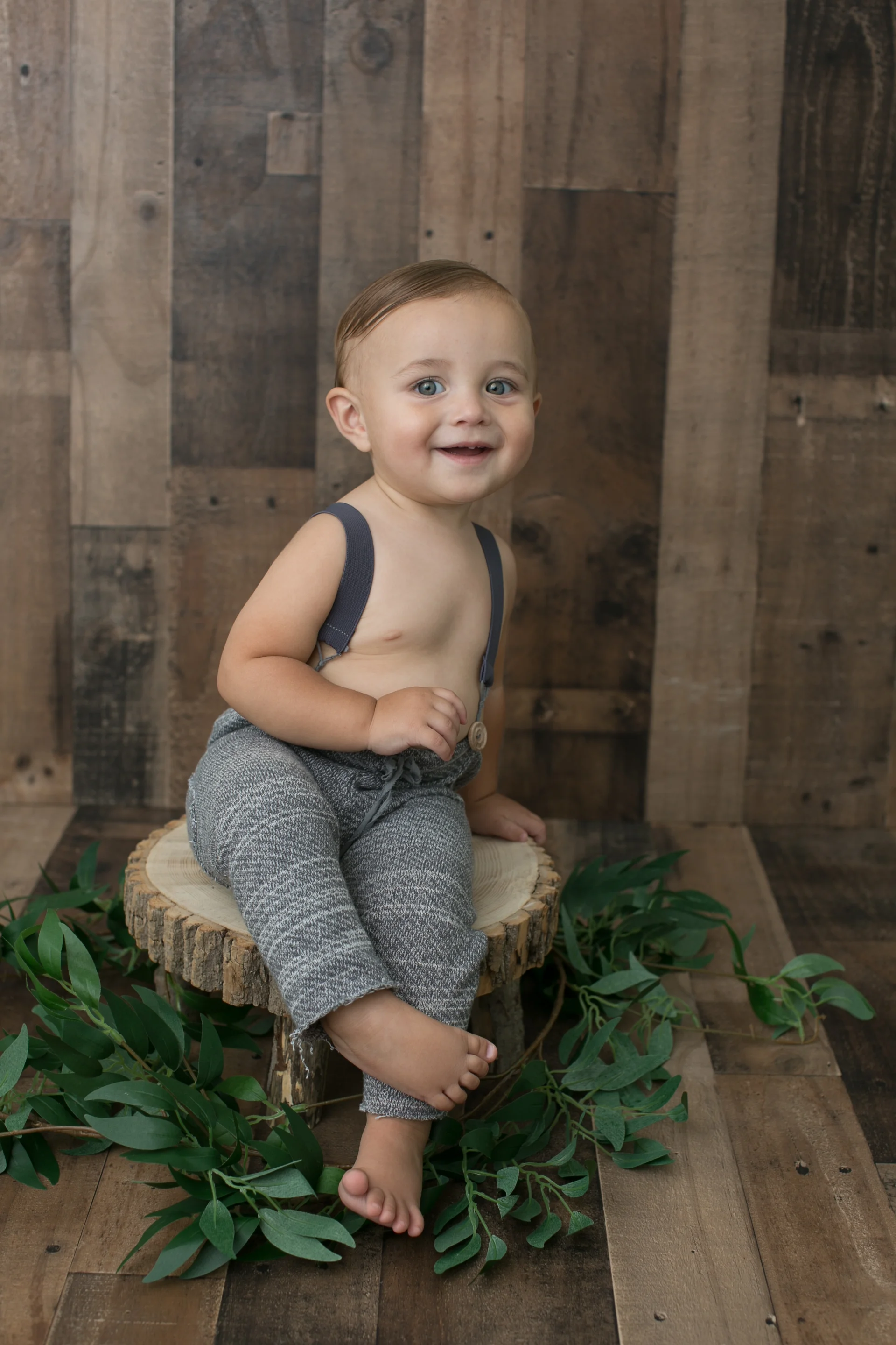 wood-background-first-birthday-boy-mini-session-san-antonio-lytle-2.jpg