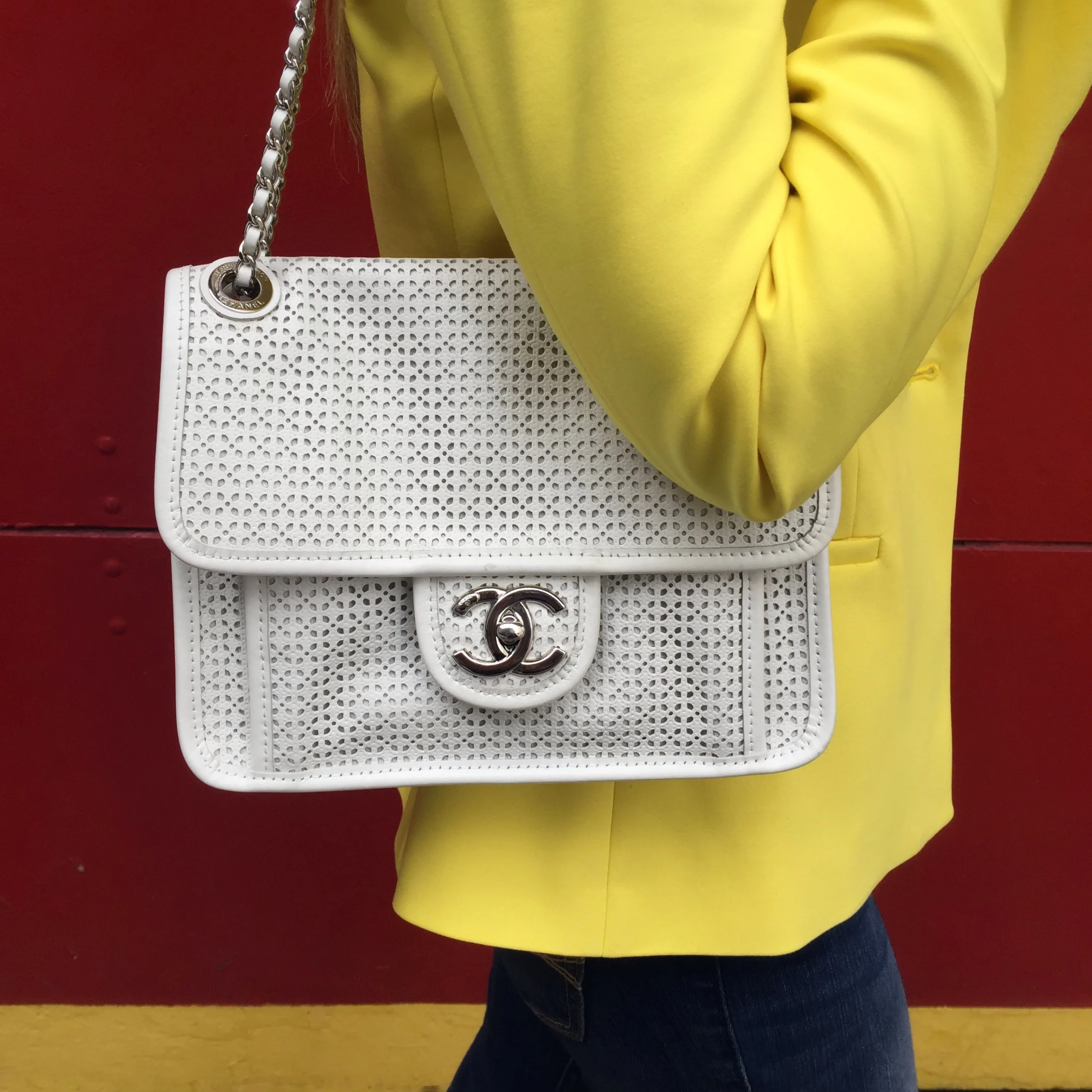 Uber Finds Vintage Fashion Store - Did you know that your vintage Chanel is  made with real gold? 🤔 . Prior to 2009, Chanel bags were made with real  24k gold hardware.