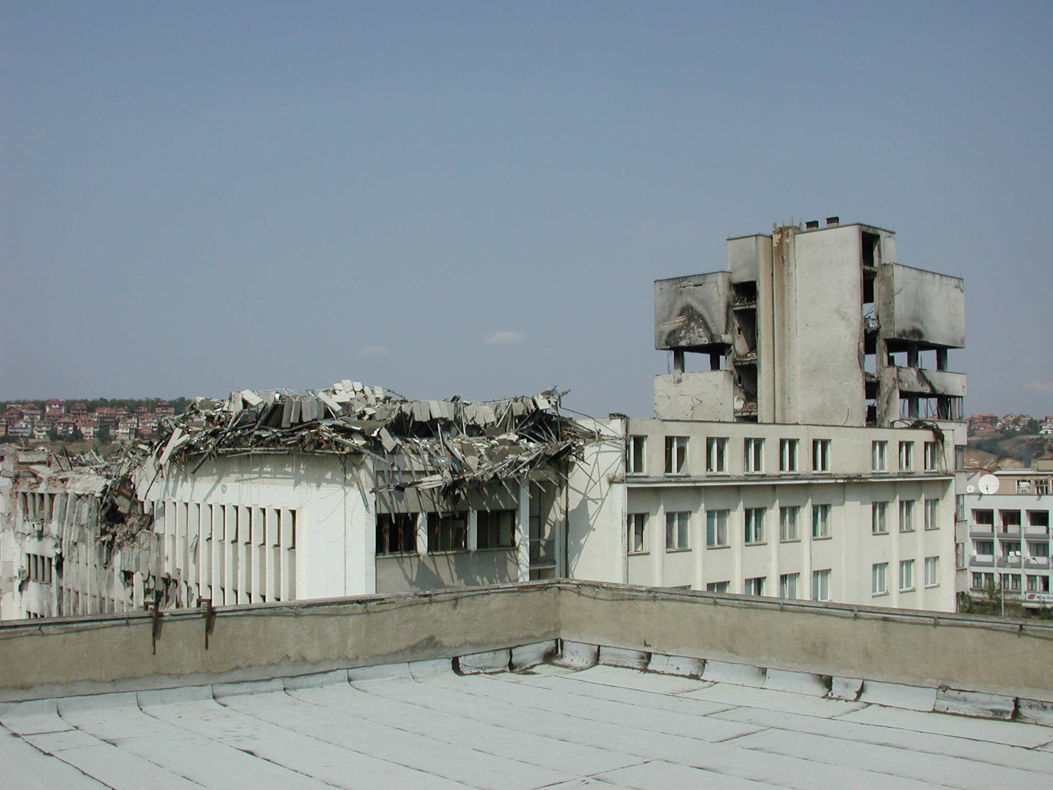 Bombed building Pristina.JPG