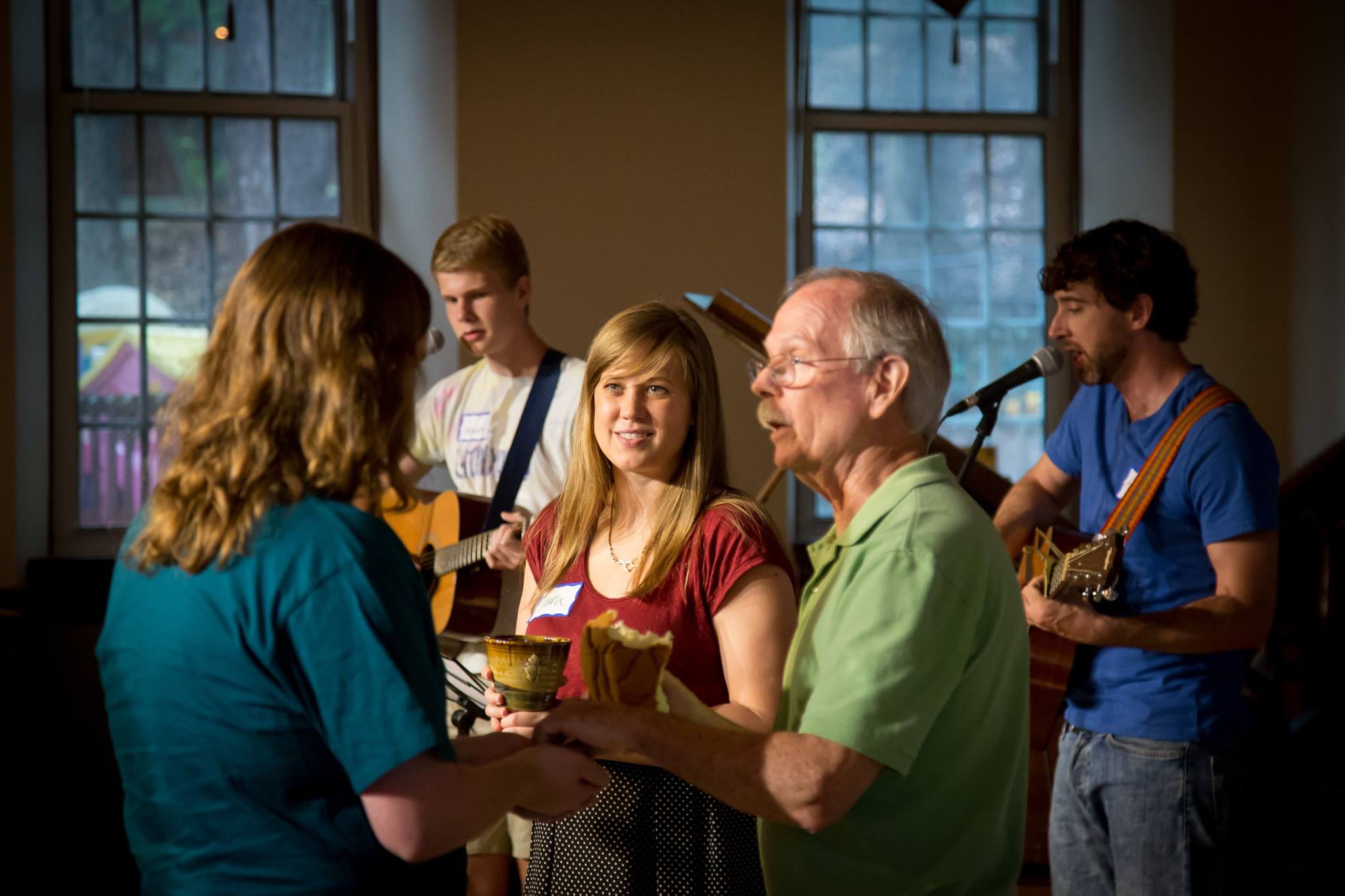 Rev. Dave Speno and Charla Howard serving communion. Photo credit: Kara Johnson