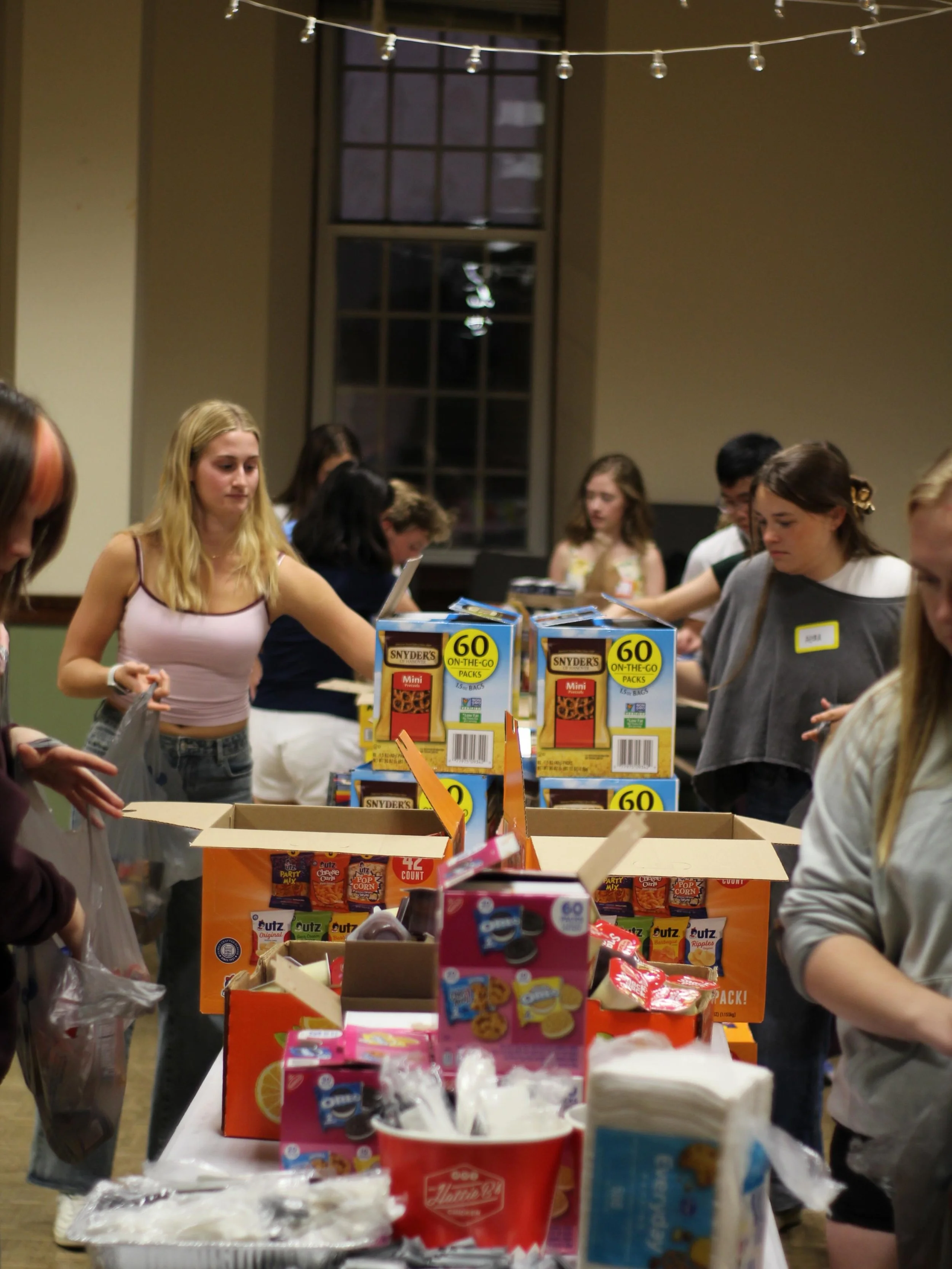 Wesley recap! On Monday, we packed 250 meal bags that will be distributed on Sunday to neighbors downtown with @trinitytable! George preached on Jeremiah, Abi played piano beautifully, and the @hattiebs spread for dinner was soooo good. We can&rsquo;