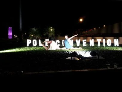 Pole Con, Hollywood style