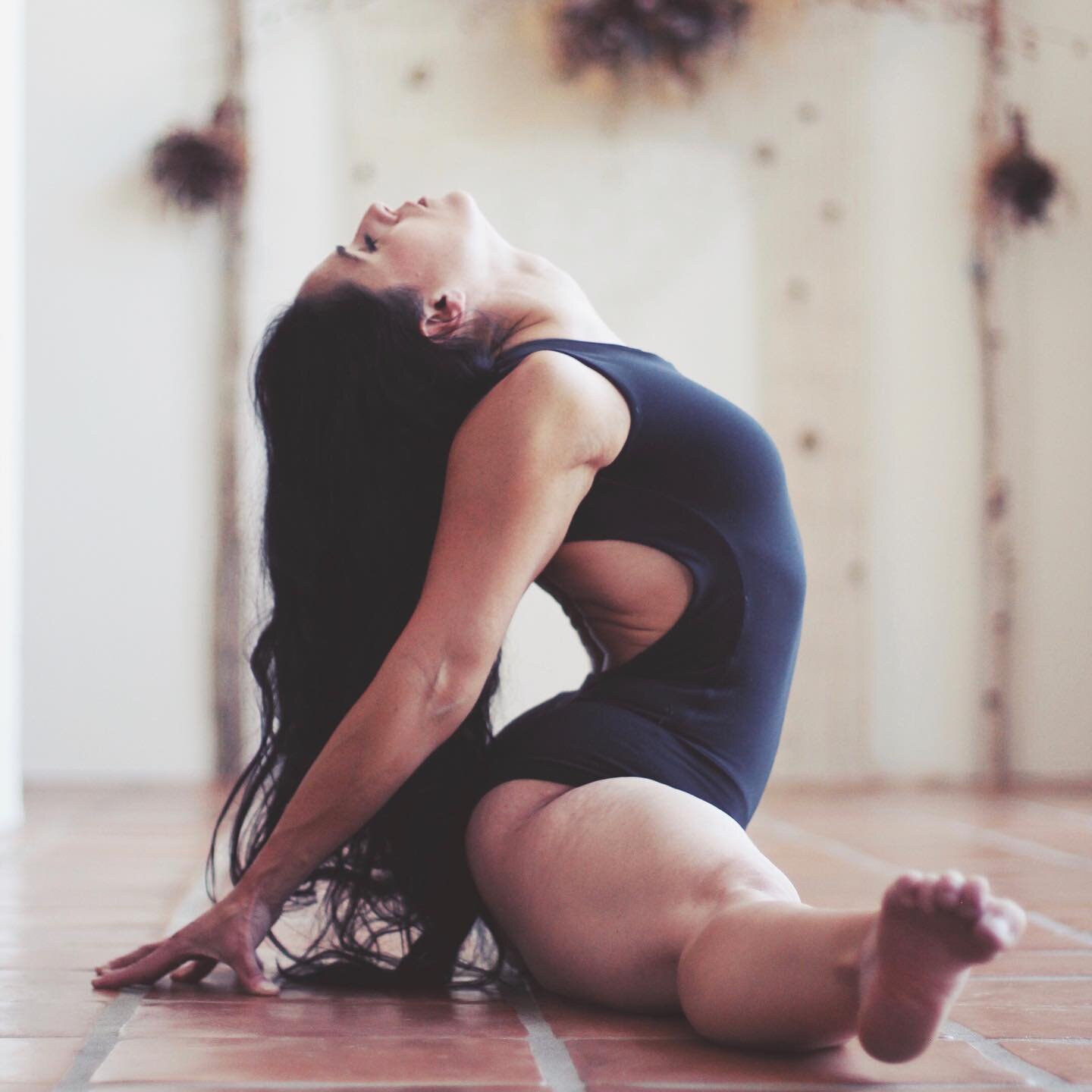 You are magic ✨
#internationalwomensday

@fitasfaith 
PC @lcostaphoto 
 #mikayogawear #mikachica #yoga
