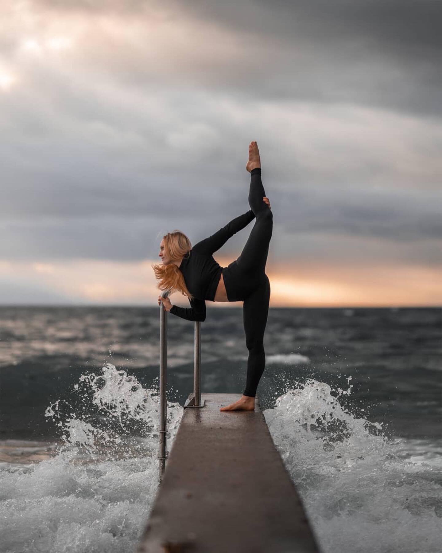 We LOVE the drama of this 🤩

@adelinefrossard 
PC @fredvaudroz 
#mikayogawear #mikachica #yoga