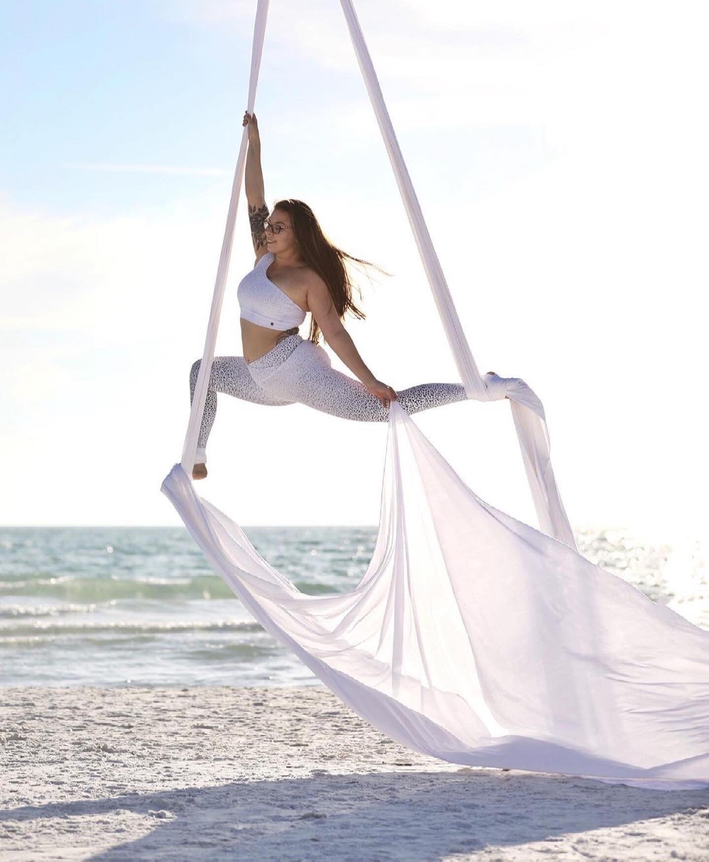 Do more of what makes you happy! #dailyreminder #mondaymantra

@artsy_blue flying high in the Ava and Abby in Snow Leopard
PC @leannlafkospofford 
Silks: @gettinginverted 
#mikayogawear #mikachica #aerialsilks