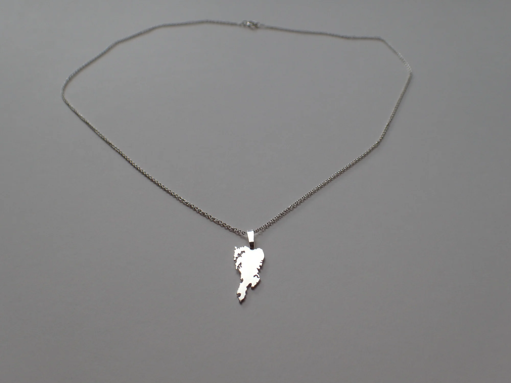 Mumbai pendant, silver
