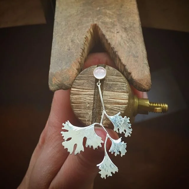 Once upon a time when I set the #rosequartz for a pair of earrings.
-
-
-
-
-
#earrings #stone #setting #stonesetting #pink #leaf #maidenhairfern #workbench