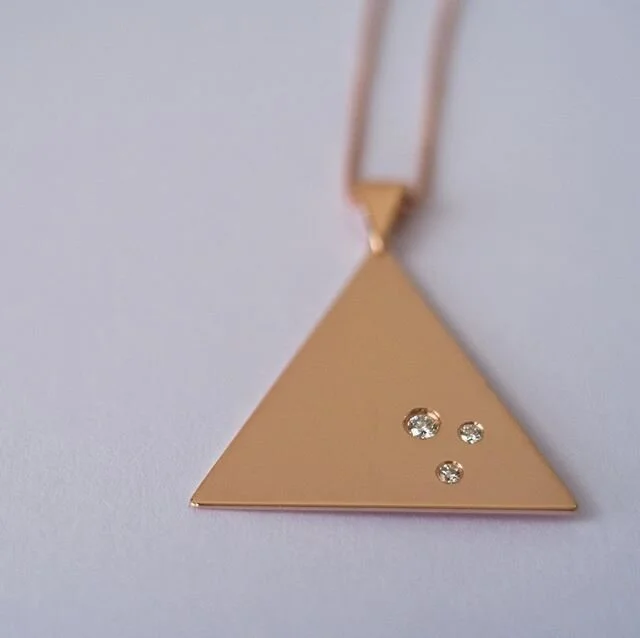 Commission for a mother. The diamonds represent her and her two daughters.
-
-
-
-
-
-
#family #familyjewellery #diamond #necklace #halsband #mamma #mammadotter #diamanter