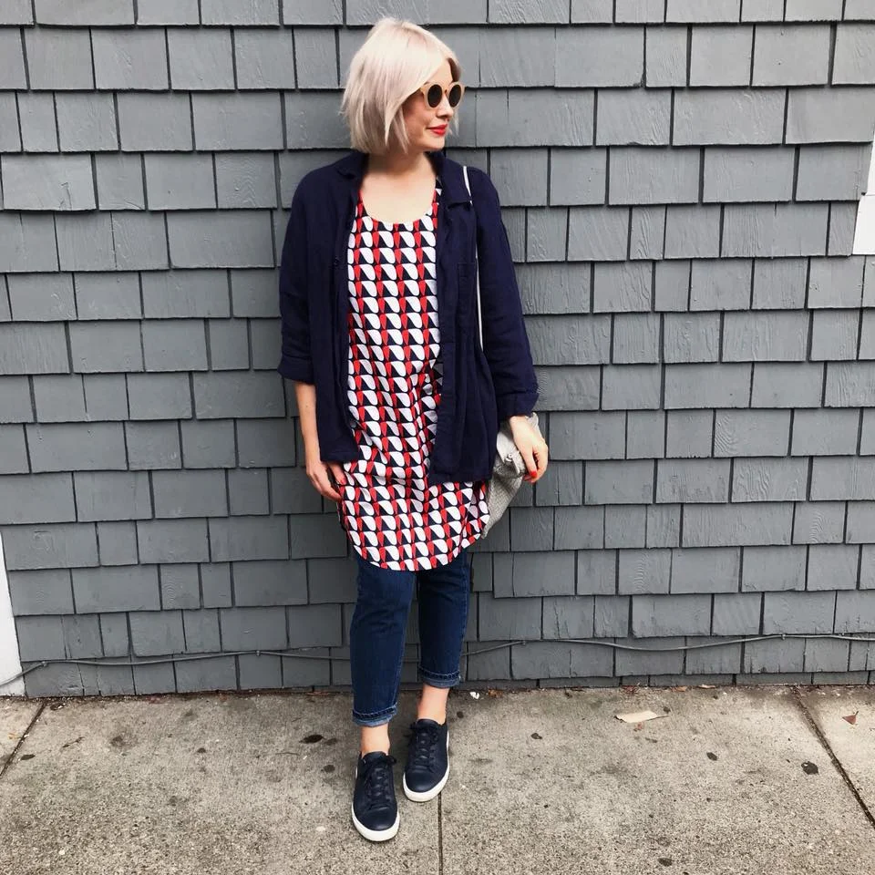 Two things to be sure to pack for San Francisco are a lightweight jacket and a pair of sneakers. Temperatures change by the street and heels + hills are an absolute no no !