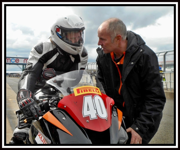 Nadieh Schoots discussing tactics with team owner Ian Lougher in pit lane