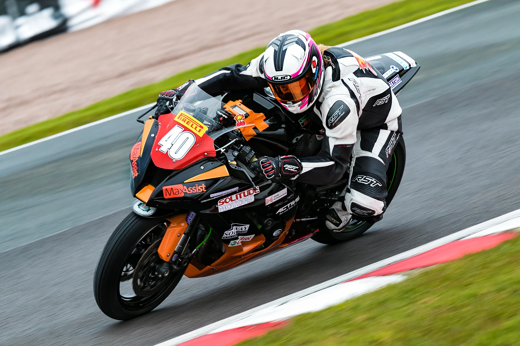 Pure focus during Oulton Q2, staying on the narrow dry line. Photo by John Willumsen