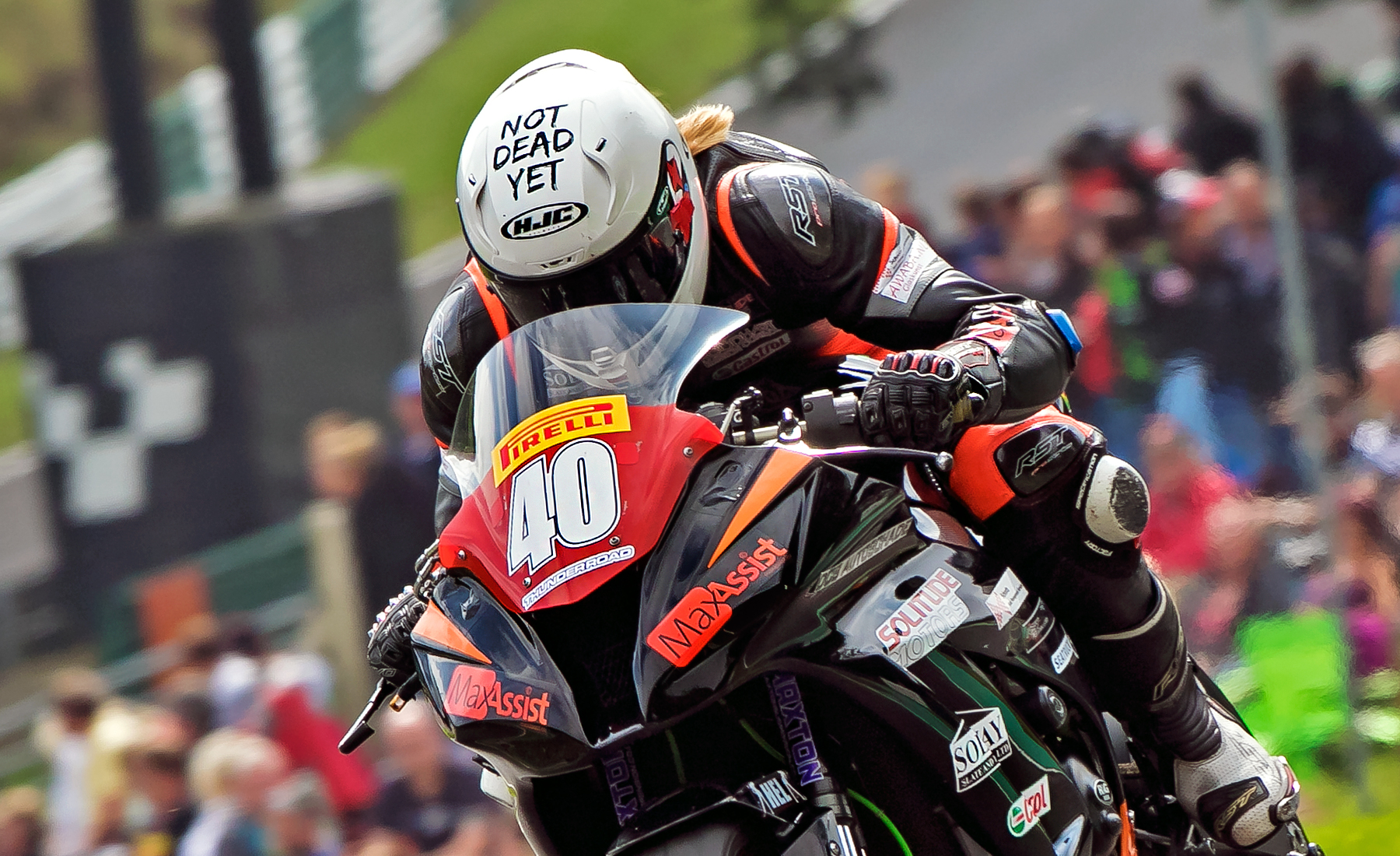 Nadieh and the amazing Cadwell Park crowd, photo by burnoutmedia.uk