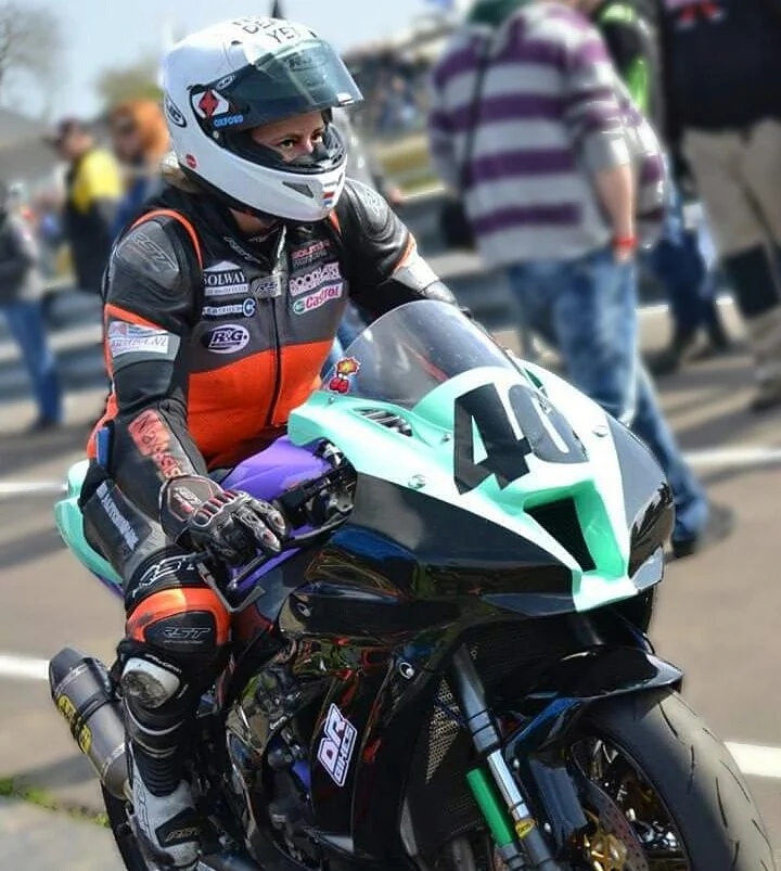 Pure focus in Q1; going back out for 1 fast lap after adjusting the brake lever. (photo by Geja Tinke)