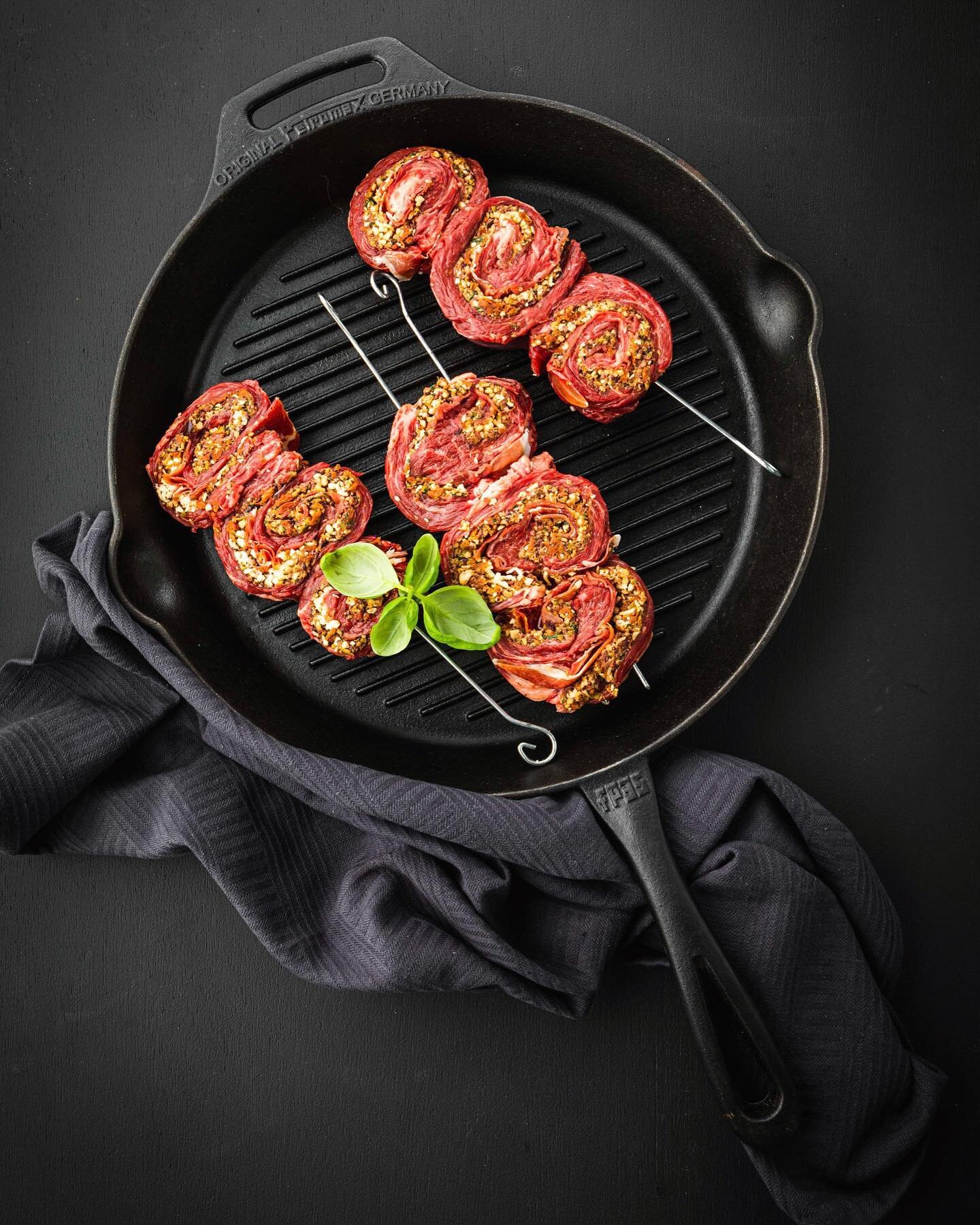 Someone&rsquo;s inn for some bavette pinwheels?! Still feels like summer with this dish 🔥☀️ @beefensteak  #puuurphotography #pinwheels #bavette #beefsteak #meatporn