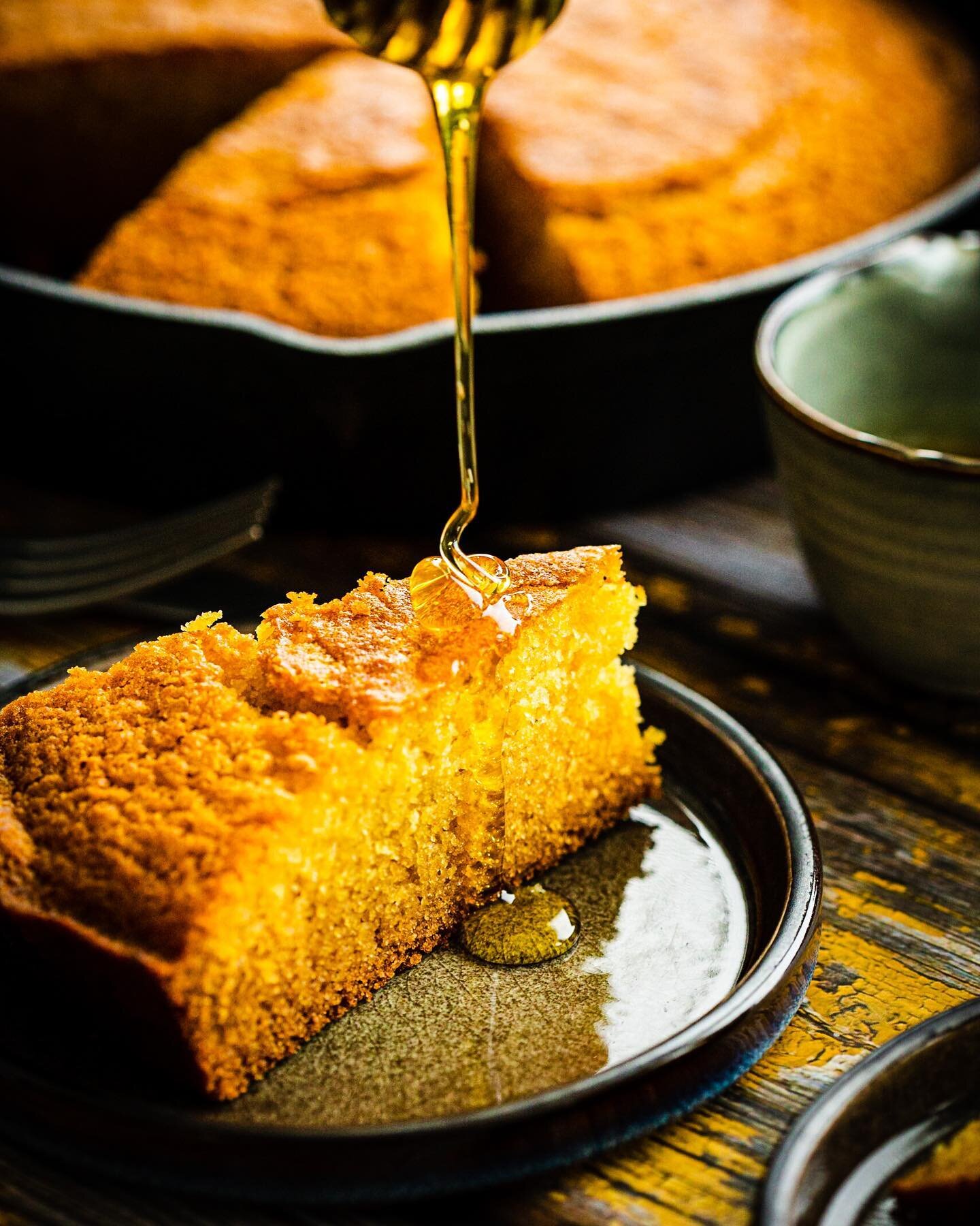 Cornbread! Gewoon als snacks met honing. Op de bbq gemaakt in een skillet!? Wat is jullie favoriete snack van de bbq? #snackideas #cornbread #puuurphotography #bbqfoodie #ınstafood