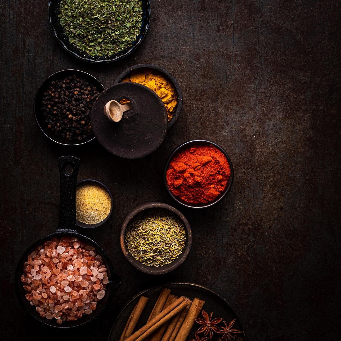 Spices! Alle seizoenen van het jaar hebben iets speciaals maar toen ik vanmiddag naar buiten keek met al die regen en wind kreeg ik weer helemaal zin om te koken met kruiden &amp; specerijen! En wat zijn ze ook fotogeniek #puuurphotography #specerije