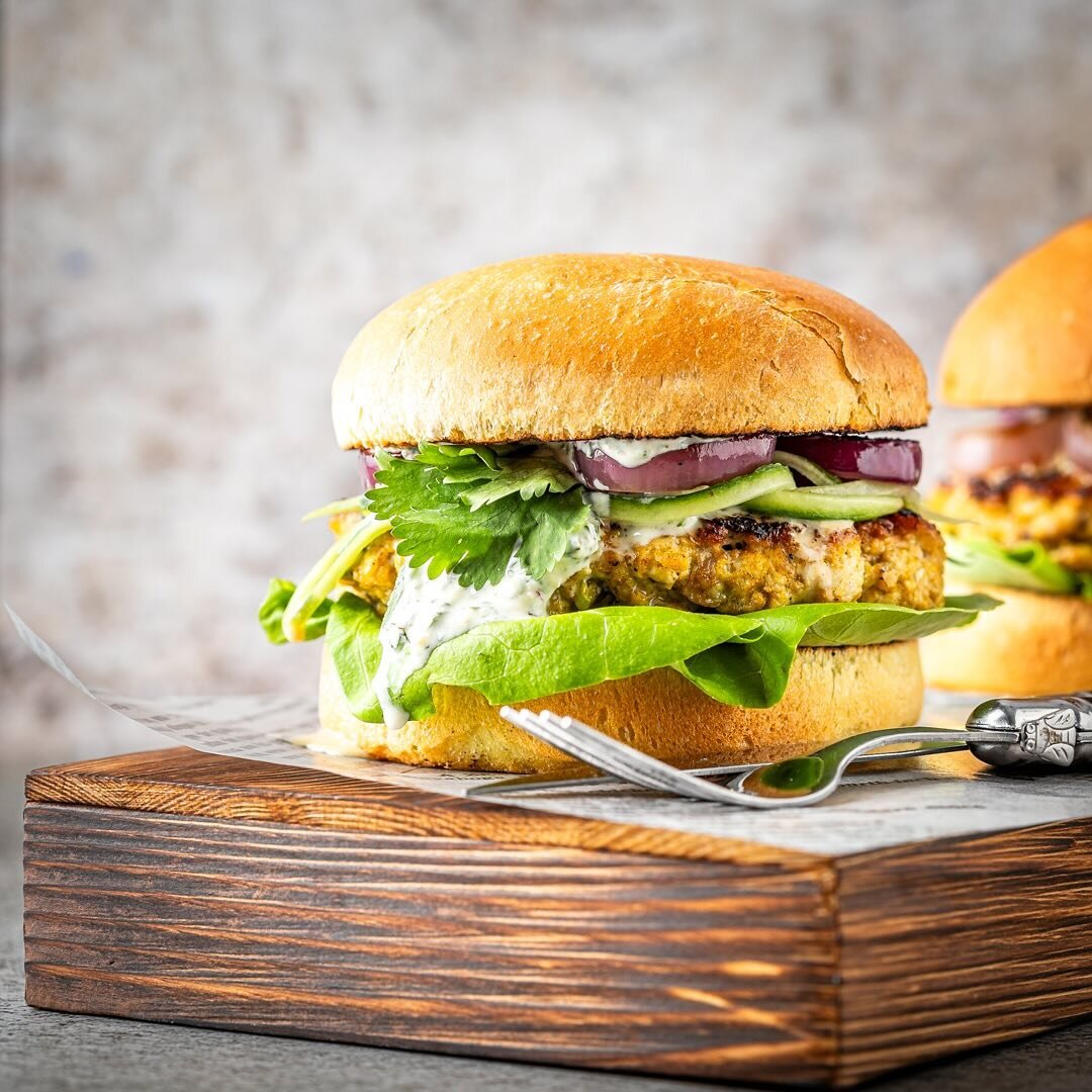 𝐊𝐢𝐩 𝐓𝐚𝐧𝐝𝐨𝐨𝐫𝐢 𝐛𝐮𝐫𝐠𝐞𝐫🍔

Met kip kun je alle kanten op zeg ik altijd. Maal het kippendijvlees met een ei, tandoori pasta, gemalen komijn, citroenrasp, cayennepeper, bosui, gemberpoeder, paneermeel en zeezout. Vorm er hamburgers van en 