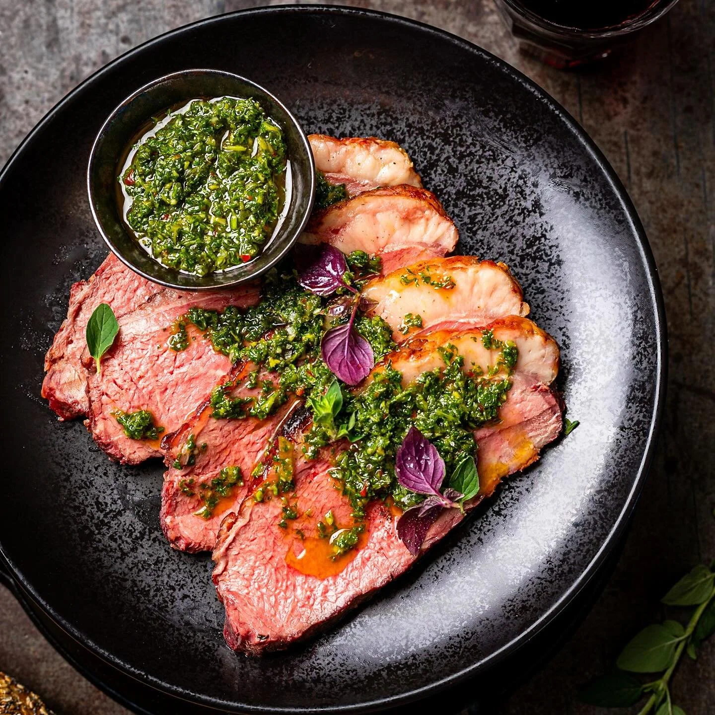 Picanha zoals &lsquo;ie bedoeld is! Van de BBQ, in mooie plakken gesneden, sappig van binnen en afgemaakt met chimichurri. Simpel, puur en precies goed.

Een mooi voorbeeld van productfotografie! E&eacute;n van mijn favoriete producten om te fotograf
