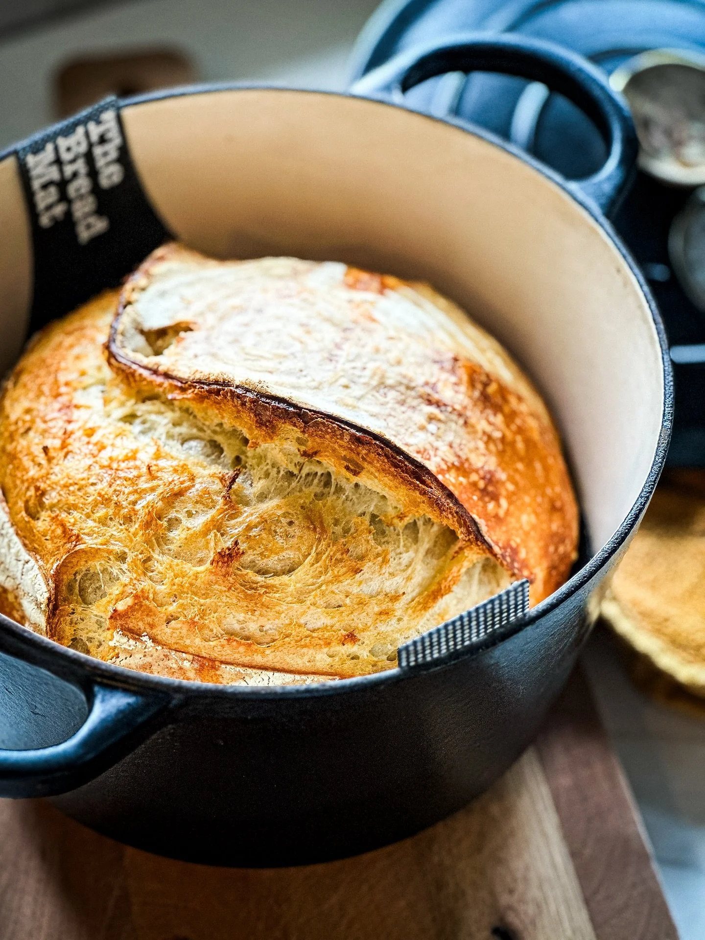 Dit is Joke! Het eerste zuurdesembrood dat echt goed gelukt is 😅 Want ja, het mislukte natuurlijk wel eerst een keer of zes. Uiteindelijk kwam er toch een prachtig brood uit de oven. Het lekkerst met oude kaas, en het mooiste? Een vorm van ontspanni
