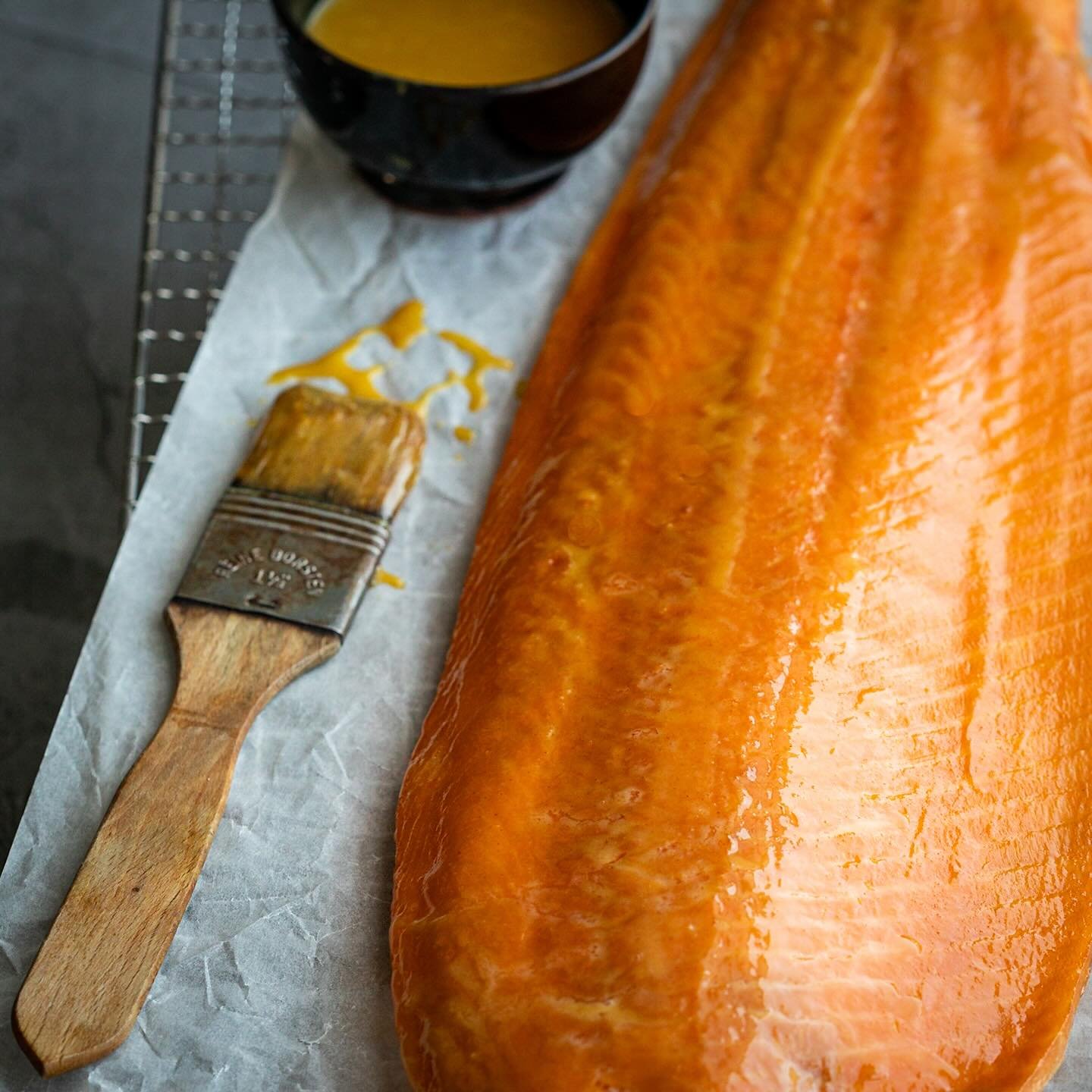 Warm gerookte zalm&hellip; dit vind ik echt goud 🥇 Eerst gaat de zijde in een pekel van zout en citroen. Daarna rustig roken op de BBQ rond de 80 graden. Beter licht ros&eacute; vanbinnen dan te gaar, zo blijft de zalm zacht en vol smaak. Afmaken me