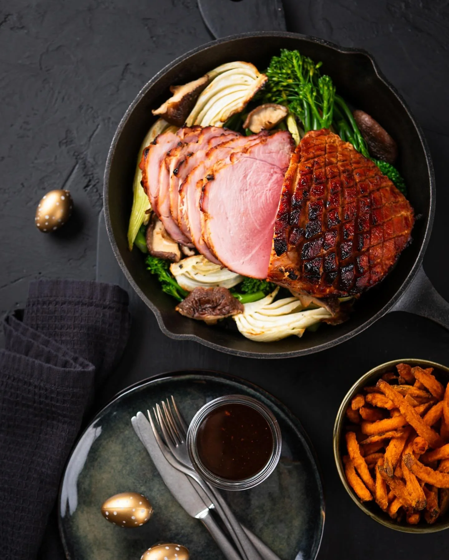 De Paasdagen komen er weer aan!
En wat is er leuker dan de BBQ aan te steken en zelf een beenham of lamsracks te maken?

Voor @beefensteak ontwikkelde ik recepten die passen bij het seizoen: met frisse smaken, simpele bereidingen en ingredi&euml;nten