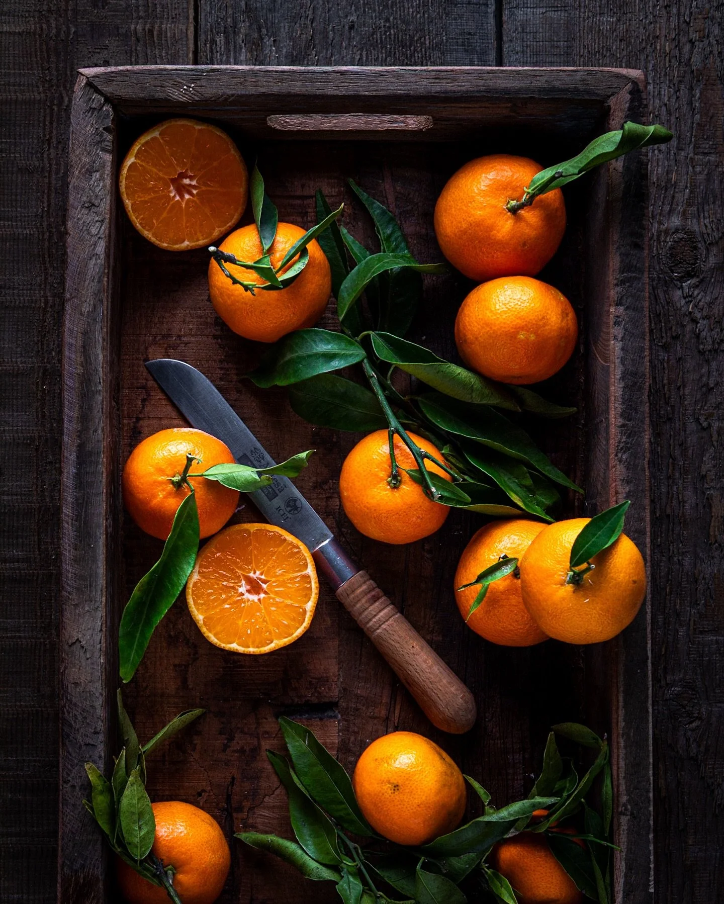 Hoe simpel prachtig kan zijn ✨Een kistje, een mes en een paar mandarijnen. Het licht vertelt het verhaal. Vrij werk dat me herinnert waarom ik fotografeer! 📸

#foodphotography #stilllife #simplicity #lightplay #puuurphotography #vrijwerk #manderijn 