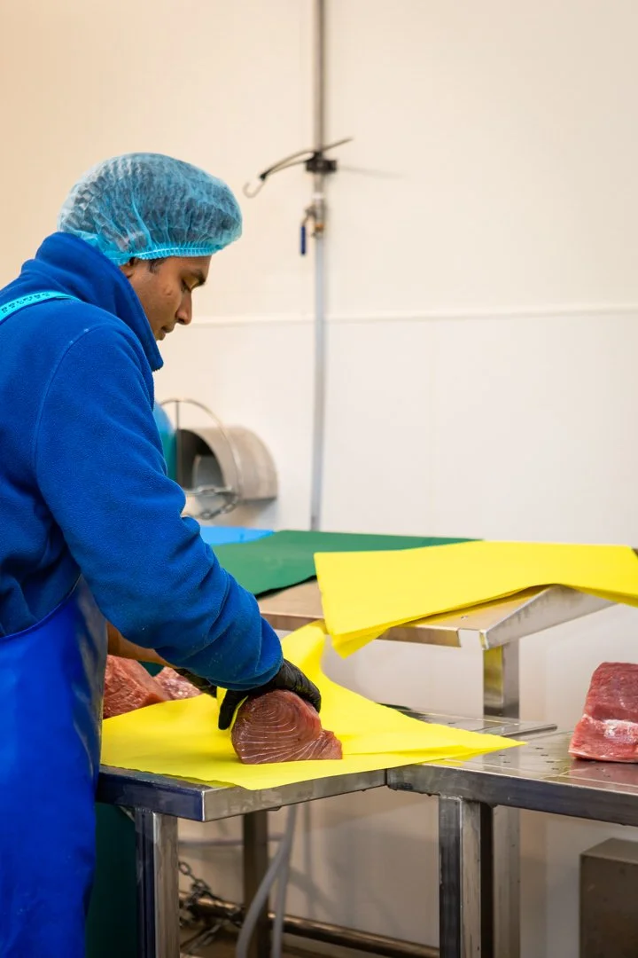 Maxima Seafood Tonijn inpakken.jpg