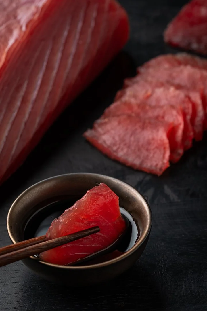 Sashimi van tonijn met sojasaus