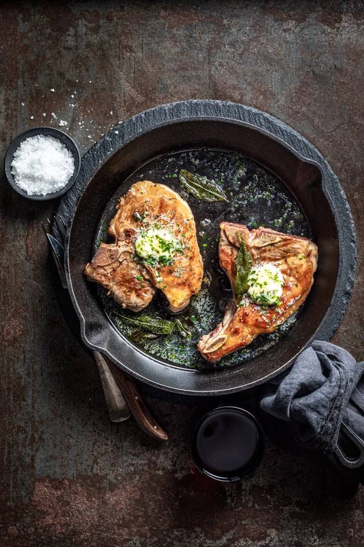 Iberico T-Bone met kruidenboter en salie