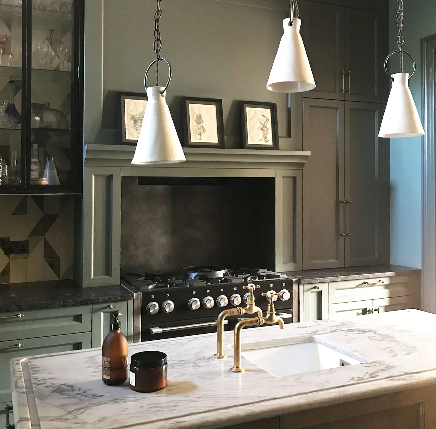 Natalie Page NY porcelain lights, Smink tiles, tadelakt spashback, Calacatta Verde marble, bespoke kitchen, Belgian unlacquered brass handles. To the right of the chimney breast, in the counter top cabinetry, is the “breakfast station”, containing boiling water tap and sink, coffee machine, all breakfast foods and accoutrements.