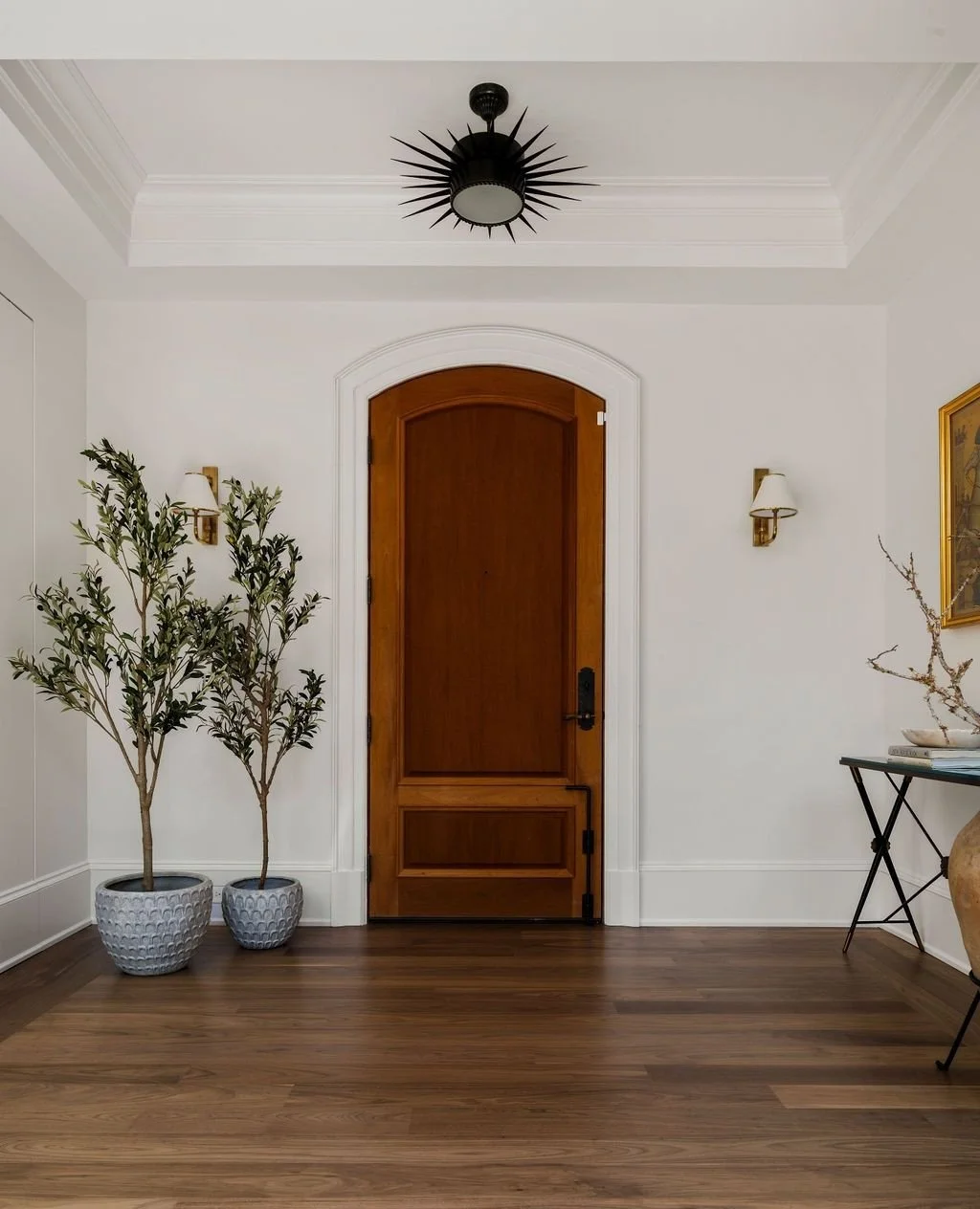 A classic oak door sets the tone for the entryway, grounding the space with warmth, proportion, and a sense of welcome. Clean detailing, layered textures, and soft lighting complete a timeless composition.⁠
⁠
Design: @donidouglas_design⁠
Architecture
