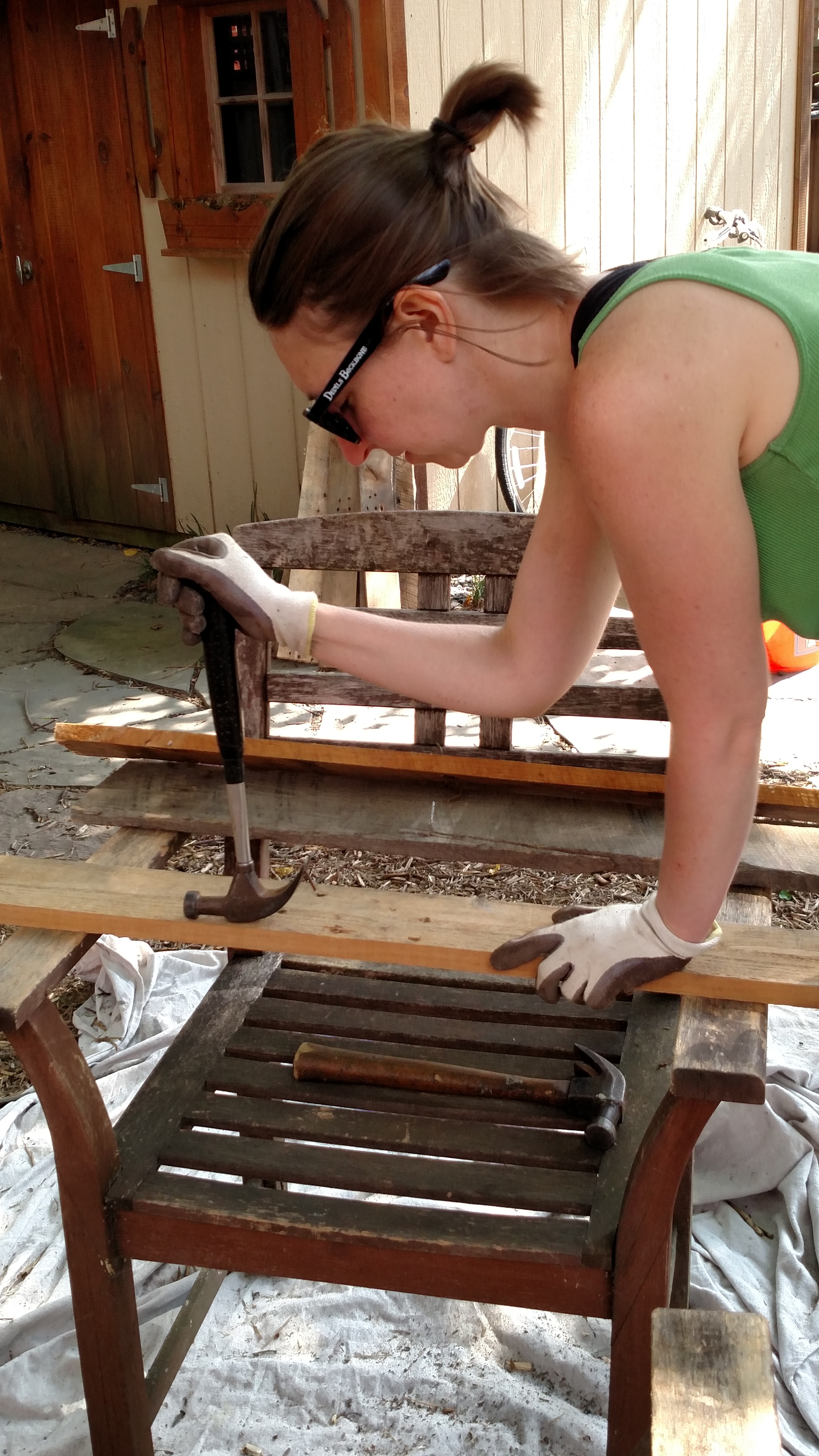 De-nailing pallet wood