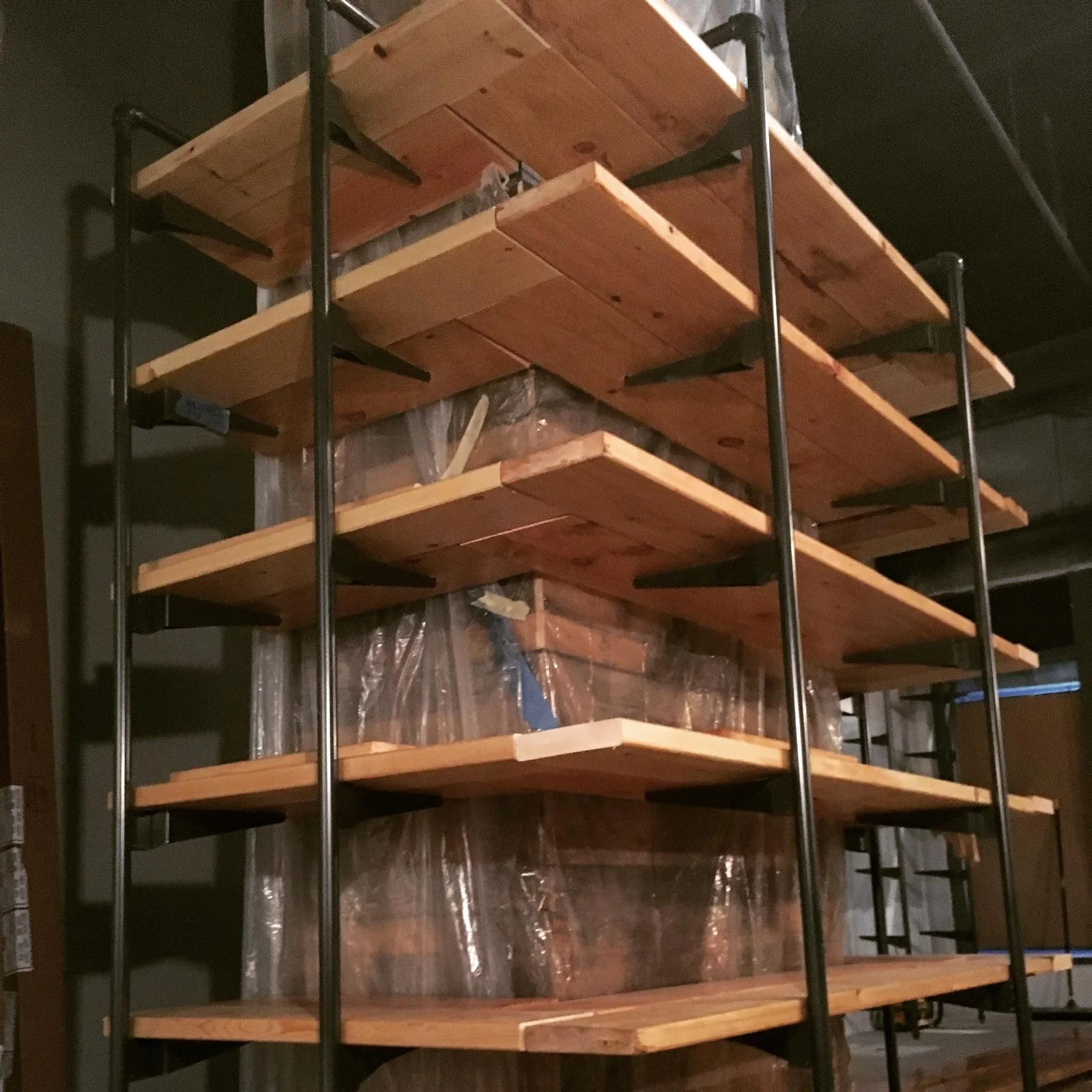 Shelving set into the outrigger pipe system