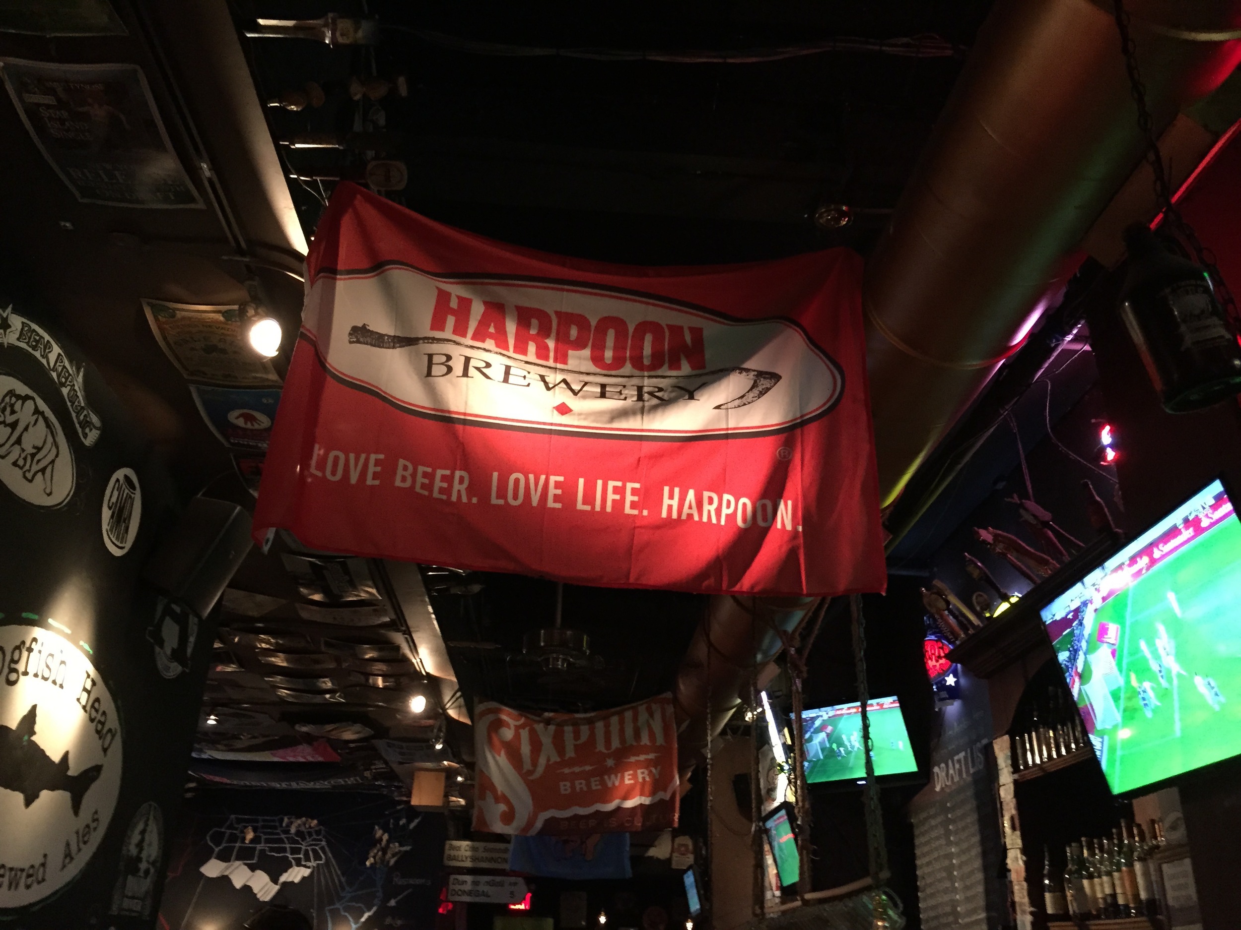 Логотип Harpoon Brewery, очень достойные пивовары из Чикаго.