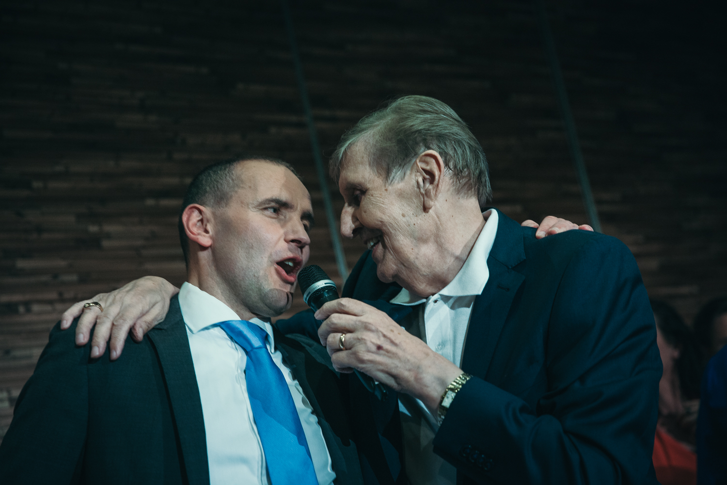 Guðni singing with singer Raggi Bjarna at his party