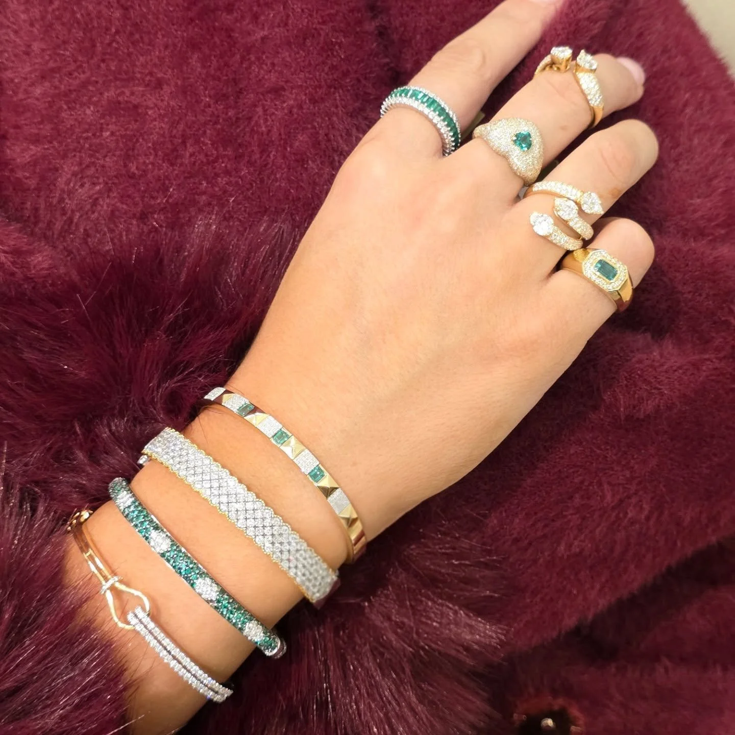 Hearts, jewels, and unapologetic sparkle 💚💎 #ValentineMood #kasteljewelry 
@kasteljewelry