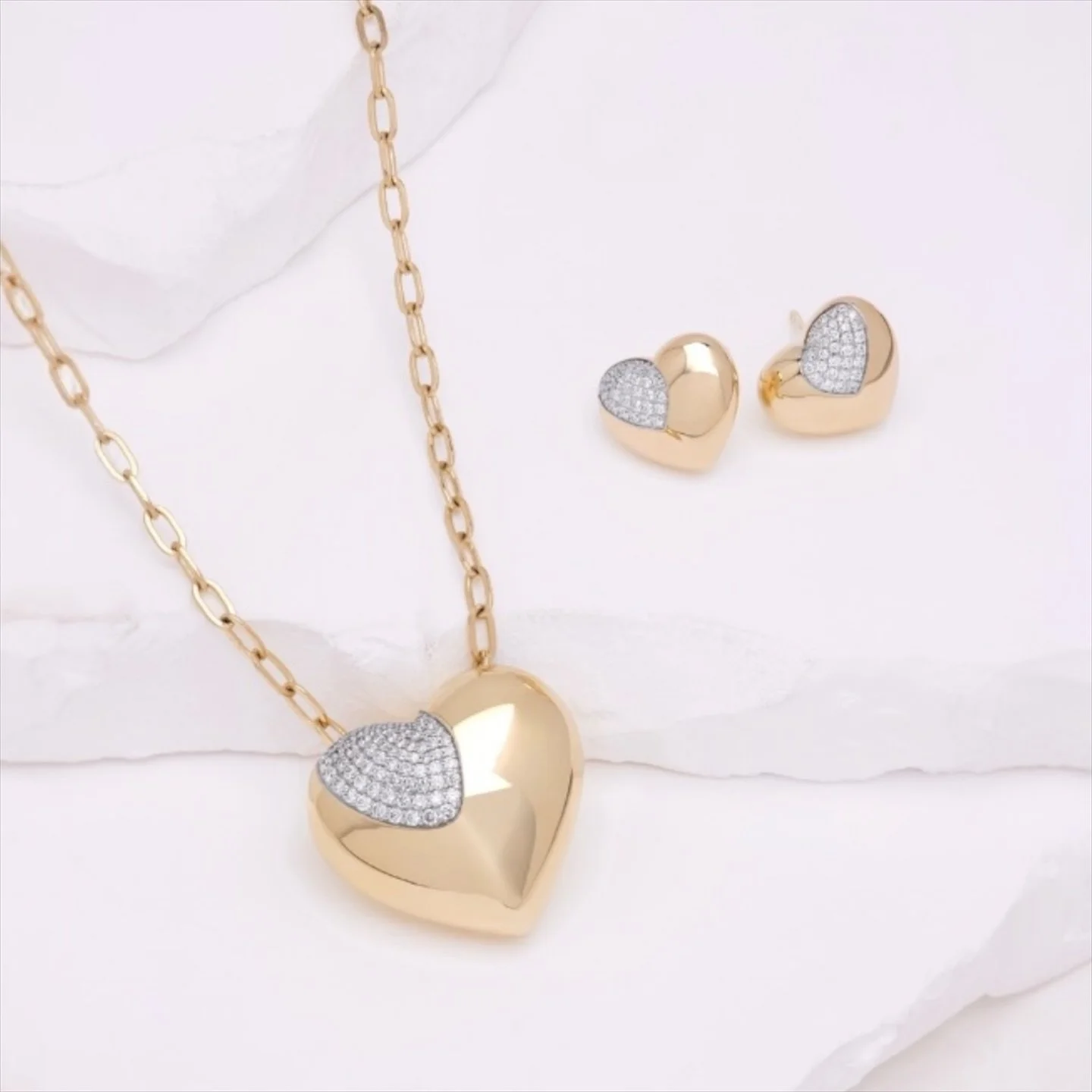 Steal their heart the Kastel way 💛✨
This golden heart necklace and matching studs are the sweetest little &ldquo;Be mine&rdquo; for Valentine&rsquo;s Day. 💘. #kasteljewelry #hearts #palmbeach