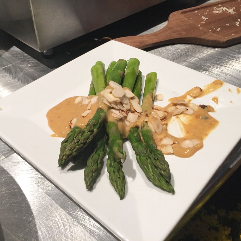 Delicious asparagus with plant-based sauce