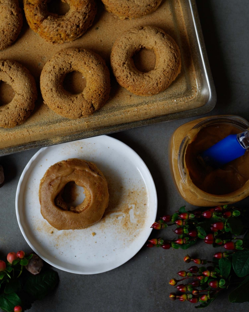 frosted-pumpkin-chai-baked-donut