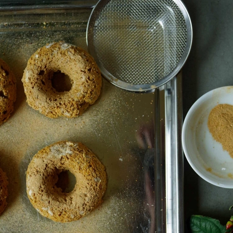 Step 2: Sprinkle the cinnamon-vanilla dust over the baked donuts.