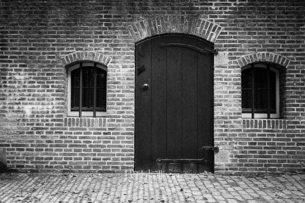 1209_HollandGermany_367_door_on_the_canal_1000px.jpg