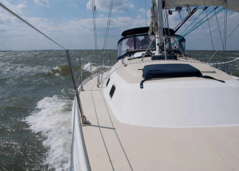 Spacious foredeck for lounging
