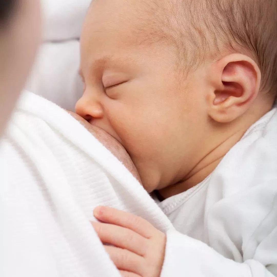 Raw, damaged, cracked, bleeding nipples are not a rite of passage to be able to breastfeed your baby.

When your baby is  latched, here are some key things to look for:

🤱baby should be tummy to tummy with their parent with little to no space betwee