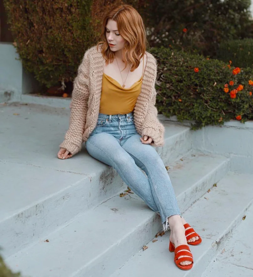 Courtney of Pretty Little Fawn is wearing Re/Done jeans and Marais sandals